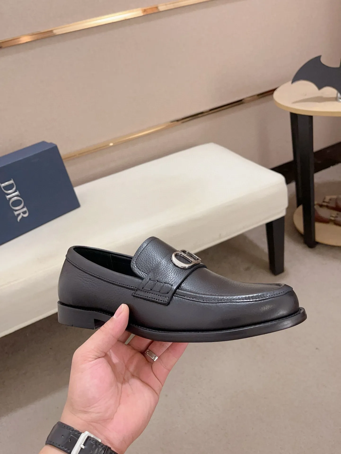 Men's shoes 💰: 560💰 High-end version of Dior Dior's new series. Famous actors and internet celebrities wear super popular designs. The sculptures of French artist Niki de Saint Phalle are designed as rings. Material: Imported original material ➕Painted cowhide Foot pads: cowhide Outsole: Rubber outsole Men's shoe size: 38~44 Can be customized to size 45